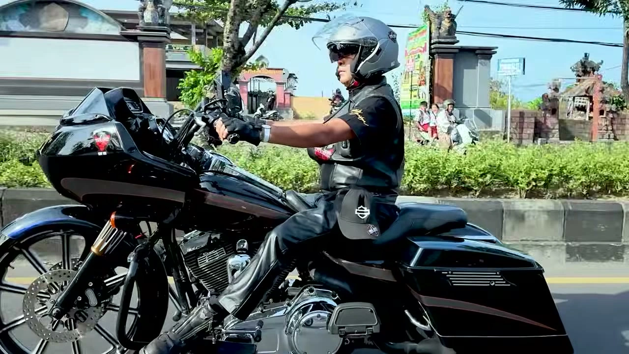 黒いバガーで街を流すメンバー｜2026年10月 バリ島ハーレーツーリング — TEAM THE GHOST West Bali