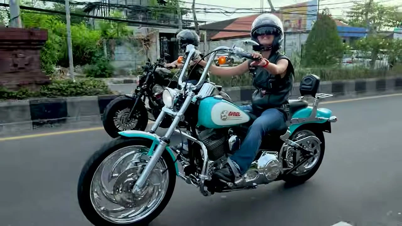 ミントグリーンのハーレーで並走するライダー｜2026年10月 バリ島ハーレーツーリング — TEAM THE GHOST West Bali