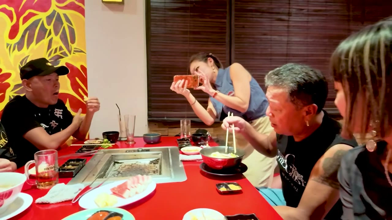 赤いテーブルで鍋を囲む夜の食卓｜2026年10月 バリ島ハーレーツーリング — TEAM THE GHOST West Bali