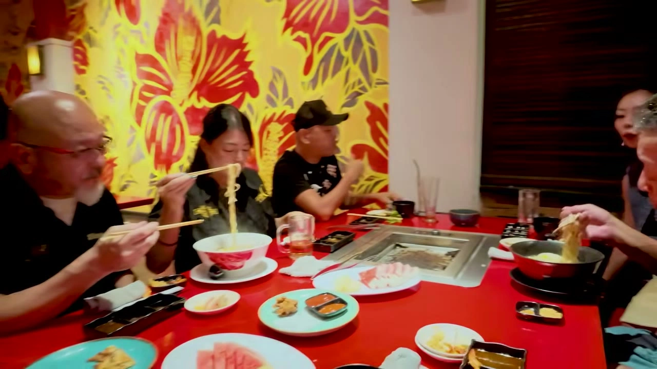 麺をすすり、箸を伸ばして語らう夕食のひととき｜2026年10月 バリ島ハーレーツーリング — TEAM THE GHOST West Bali