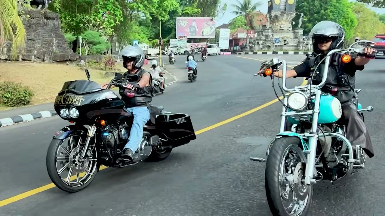 黒いバガーとミントグリーンのハーレーが並んで走る｜2026年10月 バリ島ハーレーツーリング — TEAM THE GHOST West Bali