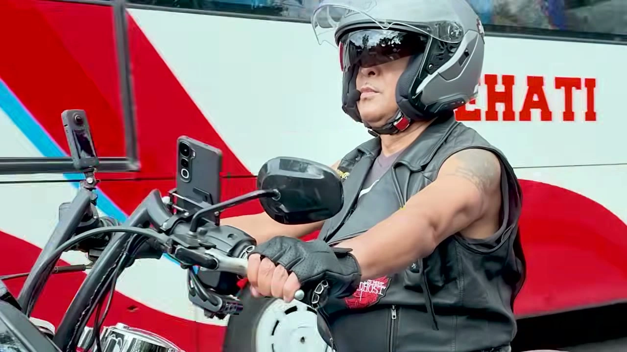 大型バスの横、ハンドルを握るライダー｜2026年10月 バリ島ハーレーツーリング — TEAM THE GHOST West Bali