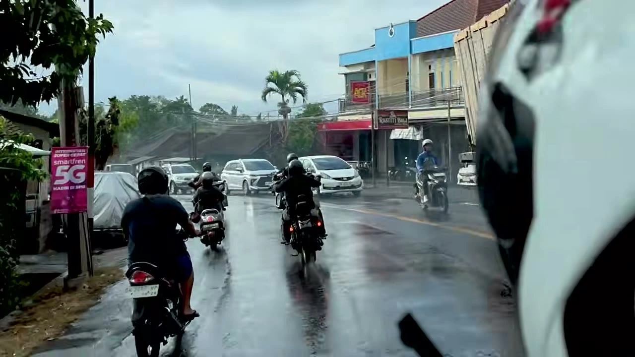 雨に濡れた路面を、隊列で走り抜ける｜2026年10月 バリ島ハーレーツーリング — TEAM THE GHOST West Bali