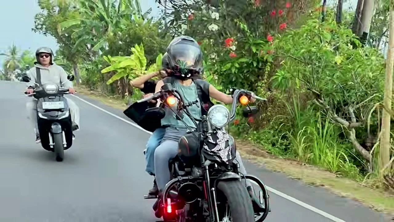 緑の小道を、二人乗りのハーレーが走ってくる｜2026年10月 バリ島ハーレーツーリング — TEAM THE GHOST West Bali