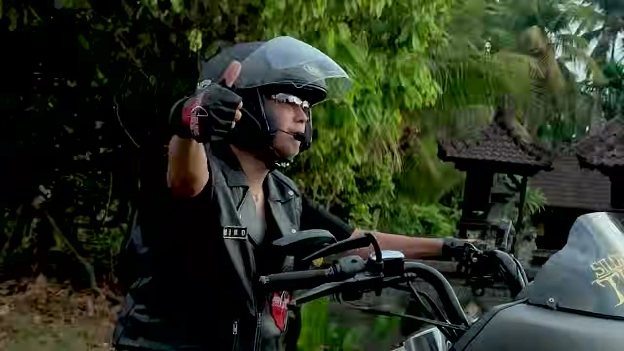 寺院の塀の前で、サムズアップするライダー｜2026年10月 バリ島ハーレーツーリング — TEAM THE GHOST West Bali
