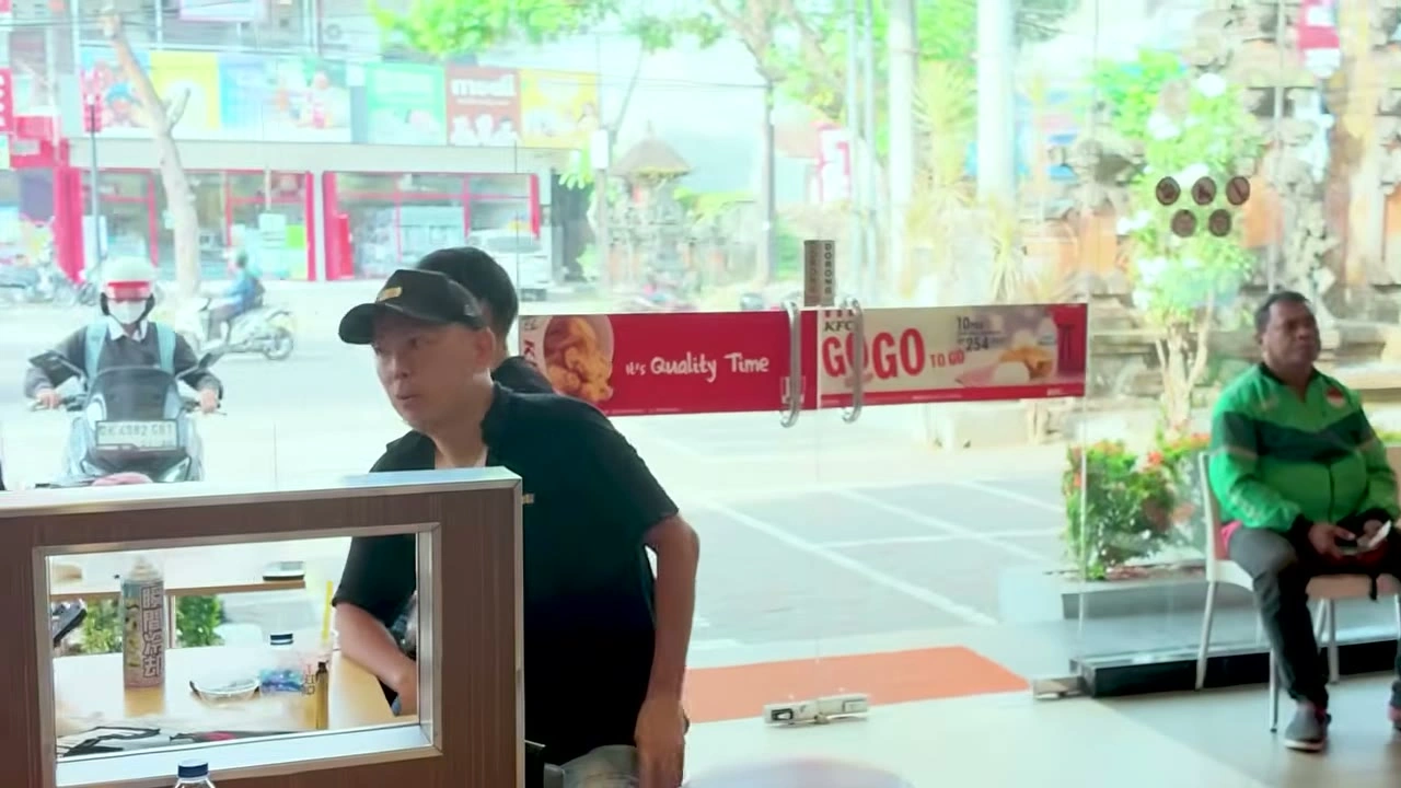街角の店でひと休みするメンバー｜2026年10月 バリ島ハーレーツーリング — TEAM THE GHOST West Bali