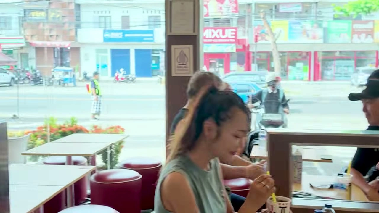 休憩中の店内で、食事を楽しむメンバー｜2026年10月 バリ島ハーレーツーリング — TEAM THE GHOST West Bali