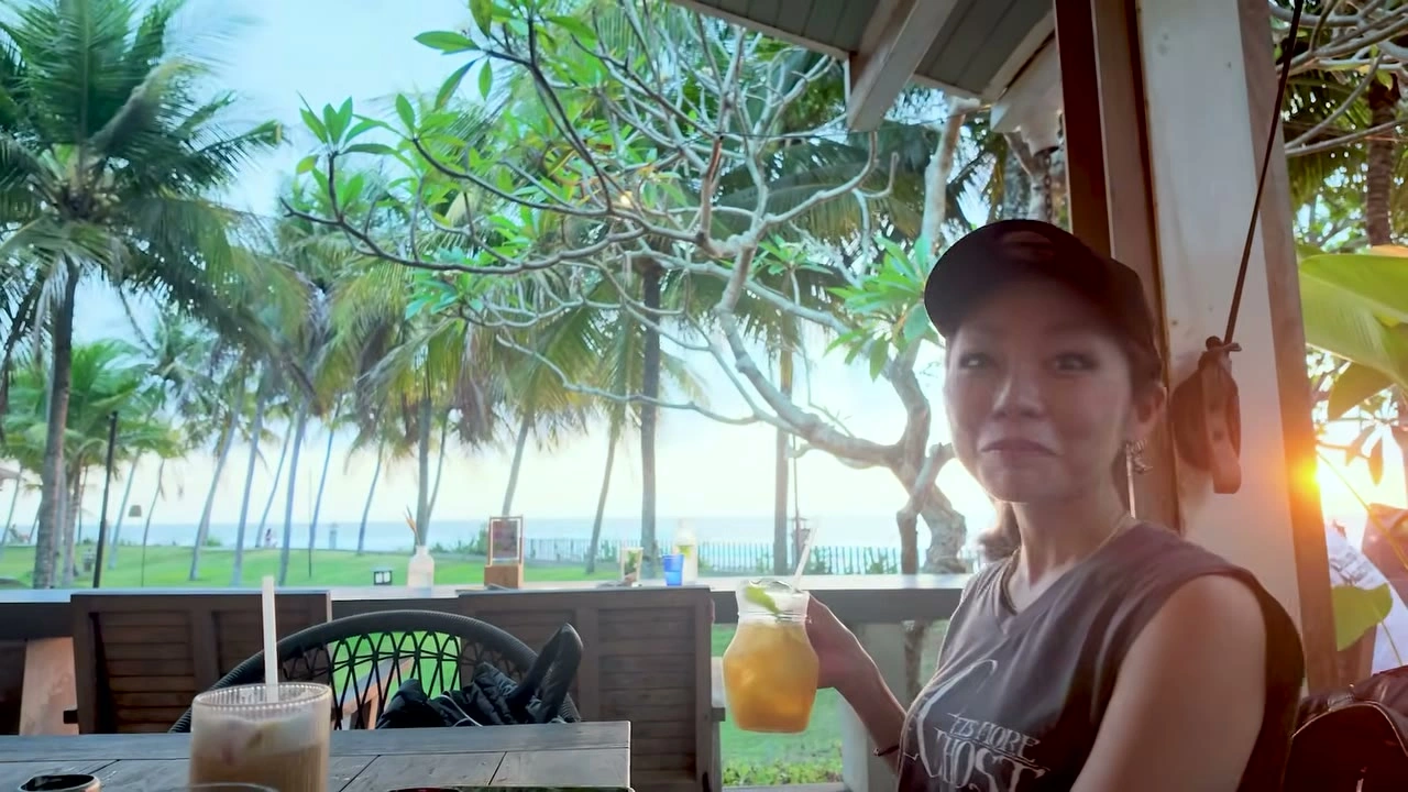 ヤシの木と海を望むカフェで、ドリンクを手にくつろぐ｜2026年10月 バリ島ハーレーツーリング — TEAM THE GHOST West Bali
